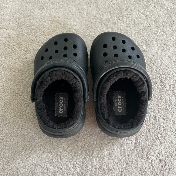 Crocs • Black lined Crocs - Picture 2 of 3